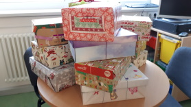 Päckchen für Weihnachten im Schuhkarton